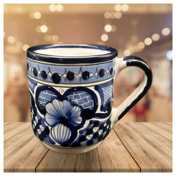 Taza de Talavera con diseño de flores y cuadros