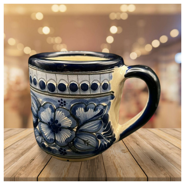 Taza de Talavera con diseño de flores y puntos azules