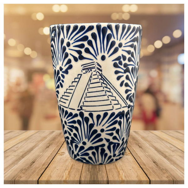 Taza talavera con grabado de templo de Kukulkán